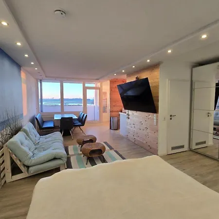 Moderne Mit Sonnenuntergang über Dem