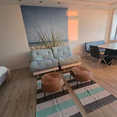 Moderne Mit Sonnenuntergang über Dem Heiligenhafen